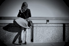 mujer-joven-en-el-puente-con-soplar-de-la-falda-38973893