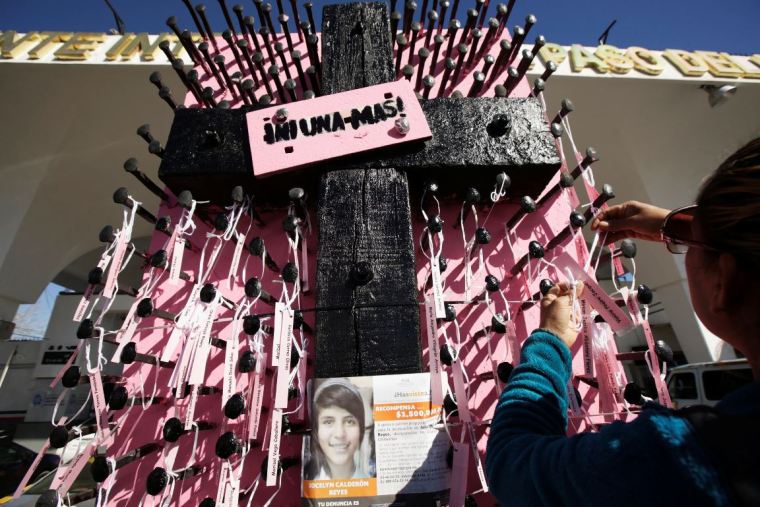 mujeres-exigen-en-muro-fronterizo-de-ciudad-juarez-justicia-para-victimas-de-feminicidio-reuters-4
